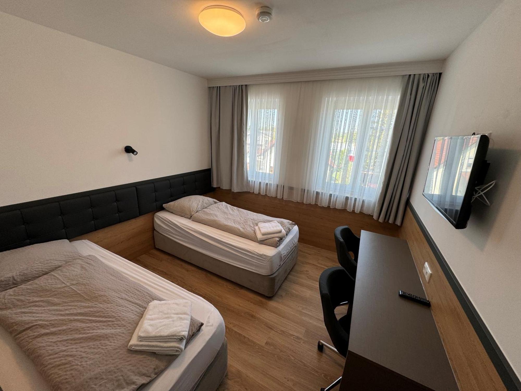 F Hotel 24H Check-In Hörsching Exteriör bild